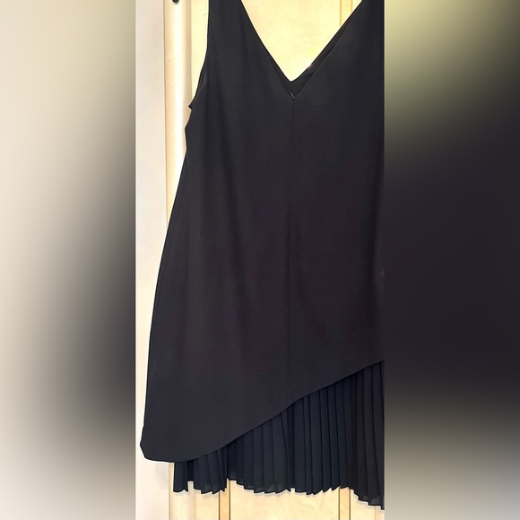 DONNA DEGNAN NWOT Dress V-neck, double-layered, asymmetric pleated skirt 💚 - Picture 6 of 6